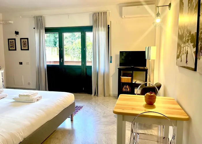 Oltrarno Hideway With Garage